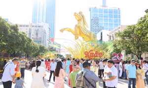 TP Hồ Chí Minh: Cổng chào và cổng kết Đường hoa Tết Bính Ngọ sẽ được lưu giữ thêm 1 tháng
