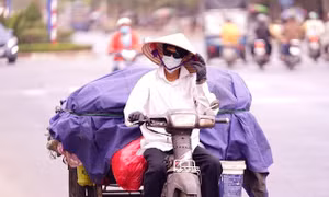 Người dân TP Hồ Chí Minh chống chọi với nắng nóng gần 40 độ C