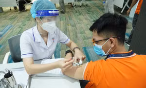 Đề xuất tiêm 'vét' mũi thứ nhất cho công nhân các khu công nghiệp tại TP Hồ Chí Minh