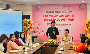 Lan tỏa văn hóa dân tộc qua tà áo dài Việt Nam