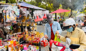 TP Hồ Chí Minh: Hoa tươi, cá chép vàng ế ẩm trong ngày cúng ông Công, ông Táo
