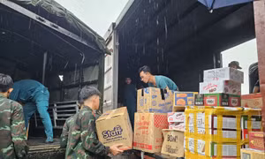 TP Hồ Chí Minh: 80 tấn hàng cứu trợ lên tàu hướng về bà con Phú Thọ, Yên Bái