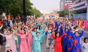 TP Hồ Chí Minh: Đồng diễn dân vũ áo dài trên phố trong ngày 8/3