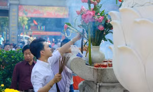 Người dân TP Hồ Chí Minh nô nức đi chùa cầu an trong ngày đầu năm