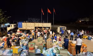 Xuyên đêm chuyển hàng cứu trợ đến đồng bào vùng lũ