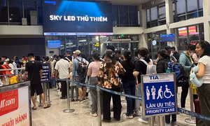 Lượng khách đổ về sân bay Tân Sơn Nhất tăng cao kỉ lục trong ngày mùng 5 Tết