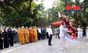 TP Hồ Chí Minh: Dâng hương tưởng niệm các Anh hùng liệt sĩ tại Công viên Lê Thị Riêng