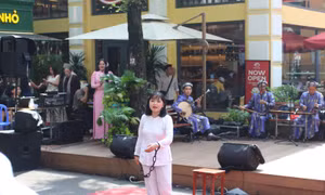 Giới trẻ say mê khám phá hát bội giữa Đường sách TP Hồ Chí Minh
