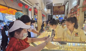 Giá vàng giảm nhiều phiên liên tiếp, chuyên gia cảnh báo rủi ro mua đuổi