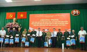 Trao 100 phần quà cho cán bộ, chiến sĩ tham gia Chiến dịch Hồ Chí Minh