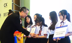 Trao 201 suất học bổng cho học sinh có thành tích học giỏi vượt khó