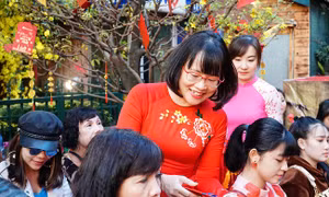 Hàng nghìn du khách xuất hành trong ngày mùng 1 Tết tại TP Hồ Chí Minh