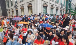 TP Hồ Chí Minh: Nhiều con đường đông kín người chờ xem sơ duyệt lễ diễu binh, diễu hành