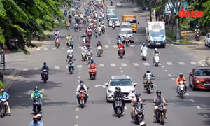 Nhiều tuyến đường TP Hồ Chí Minh đông đúc người xe trong ngày gần hết hạn giãn cách xã hội