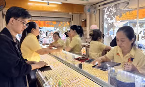 Vàng lao dốc, sức mua tăng mạnh tại các cửa hàng