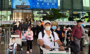 Quá tải tại sân bay Tân Sơn Nhất - Bài 2: Bát nháo taxi làm giá, chèo kéo khách