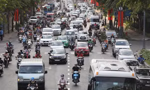 Chiều 28 Tết, người dân đổ ra sân bay, nhà ga, bến xe để về quê đón Tết Nguyên đán