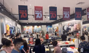 TP Hồ Chí Minh: Người dân chen chân mua sắm trong ngày Black Friday