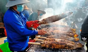 TP Hồ Chí Minh: Các mặt hàng cúng vía Thần Tài hút khách