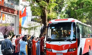 Hàng nghìn du khách 'xuất hành' trong ngày mùng Một Tết Kỷ Hợi 2019