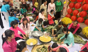 Người dân rộn ràng gói bánh chưng sẻ chia cùng các gia đình khó khăn