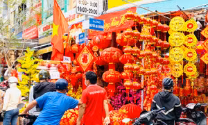 Rực rỡ sắc đỏ trên phố bán đồ trang trí Tết tại TP Hồ Chí Minh