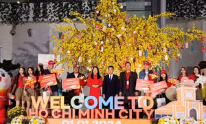 TP Hồ Chí Minh đón đoàn khách quốc tế 'xông đất' đầu năm 2024