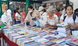 Đường sách thành phố Thủ Đức hút khách trong ngày đầu mở cửa