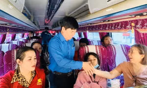 TP Hồ Chí Minh giúp 500 công nhân có hoàn cảnh khó khăn về quê đón Tết