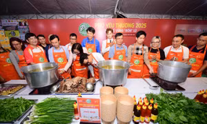 'Phở yêu thương' thắp lửa sẻ chia với người dân vùng rốn lũ Hòa Thịnh (Đắk Lắk)