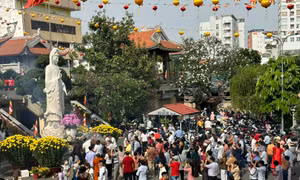 Người dân đi lễ chùa cầu bình an trong ngày mùng 1 Tết