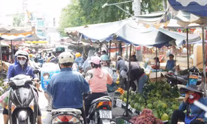 TP Hồ Chí Minh: Chợ truyền thống nhộn nhịp ngày 28 Tết