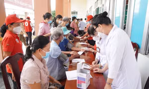 Khám bệnh và cấp thuốc miễn phí cho người dân khó khăn tại Tiền Giang