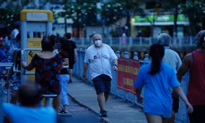 TP Hồ Chí Minh tăng cường kiểm tra cách ly xã hội tại công viên, chợ, siêu thị