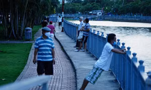 TP Hồ Chí Minh: Người dân vẫn 'hồn nhiên' đi tập thể dục, 'quên' đeo khẩu trang khi ra đường