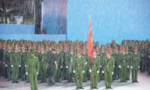 Trời bất ngờ đổ mưa trước giờ diễn ra sơ duyệt lễ diễu binh, diễu hành cấp Quốc gia