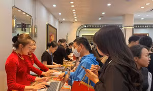 Giá vàng đảo chiều, người mua vẫn mang tâm lý tích trữ