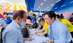 Người dân 'đội nắng' săn tour giảm giá tại Ngày hội Du lịch TP Hồ Chí Minh