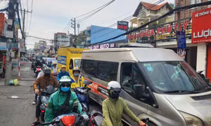 Lưu lượng phương tiện tăng cao tại trung tâm TP Hồ Chí Minh