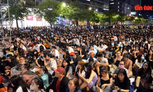 Người dân TP Hồ Chí Minh đổ về trung tâm chờ xem pháo hoa giao thừa