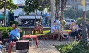 Người dân TP Hồ Chí Minh thờ ơ không đeo khẩu trang khi ra đường