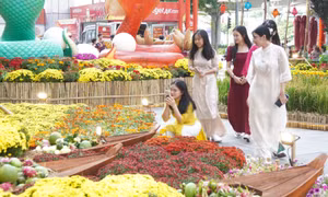 Người dân nhộn nhịp du Xuân tại các Đường hoa Tết TP Hồ Chí Minh