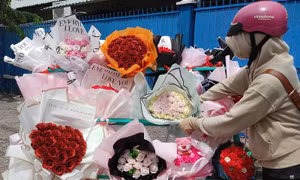 TP Hồ Chí Minh: Hoa hồng sáp, gấu bông... ế ẩm trong ngày 20/10