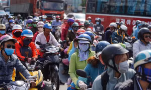 Người dân lỉnh kỉnh đồ đạc trở lại TP Hồ Chí Minh