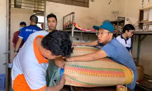 Tất bật dọn dẹp ký túc xá làm khu cách ly cho người từ vùng dịch COVID-19 về TP Hồ Chí Minh
