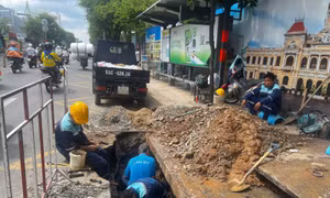TP Hồ Chí Minh: Xuất hiện hố sụt lớn trên đường Trường Chinh