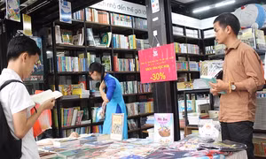Nhiều loại sách giảm giá tới 50% nhân dịp cuối năm 