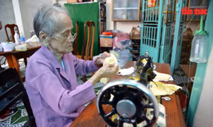 97 tuổi, Mẹ Việt Nam Anh hùng vẫn may khẩu trang tặng người nghèo chống dịch COVID-19