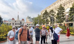 Nhộn nhịp khách quốc tế đến TP Hồ Chí Minh 