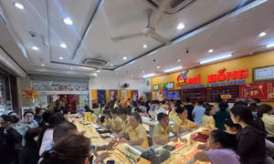 TP Hồ Chí Minh: Người dân kiên nhẫn xếp hàng dưới mưa để mua vàng cầu may
